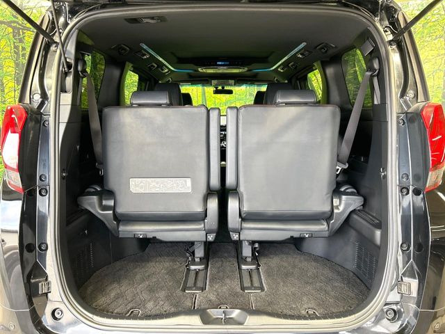 ���i�̂���������ʋ΁A���}���ɏ\���ȉ׎��X�y�[�X���m�ۂ��Ă���܂��B�Z�J���h�V�[�g��|���ƁA�傫�ȉו��̐ύڂ��\�ł���