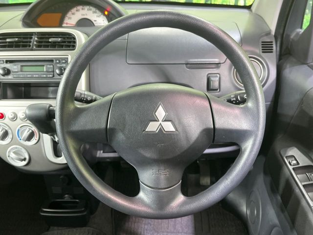 �C���e���A�ɍ��킹���f�U�C���̃X�e�A�����O�́A�^�]�������̂��Ƃ��l���A�^�]���₷���`��A�傫���ł��B�����x�A���ۂɐG���Ă��m���߂��������B