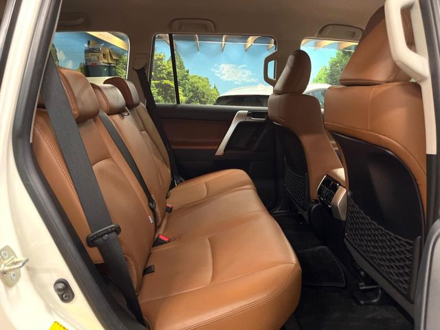 後部座席も気になるようなキズ・汚れやへたり等、大きなダメージはなく、良好な状態です。
