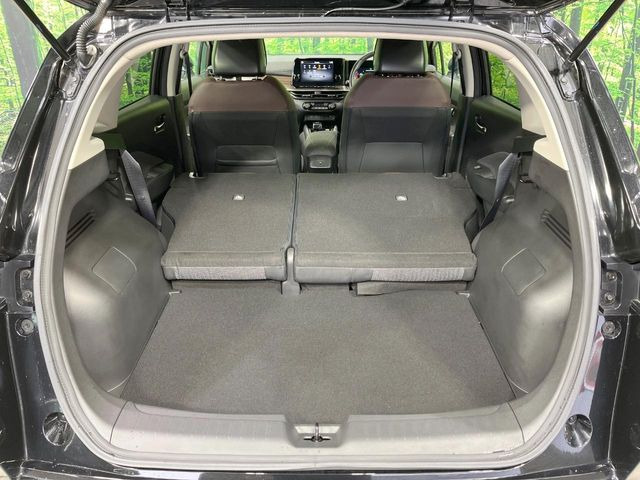 ���i�̂���������ʋ΁A���}���ɏ\���ȉ׎��X�y�[�X���m�ۂ��Ă���܂��B�Z�J���h�V�[�g��|���ƁA�傫�ȉו��̐ύڂ��\�ł���