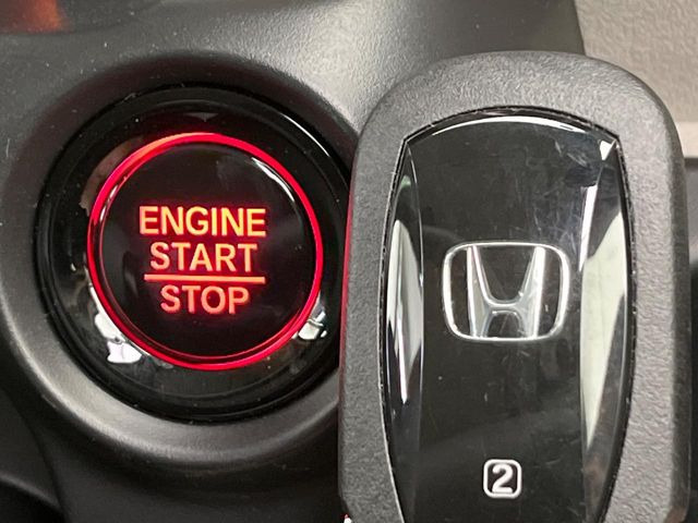 �yHonda�X�}�[�g�L�[�z�J�o����|�P�b�g�ɓ��ꂽ�܂܂ł��h�A�̎{���E�������\�ȃX�}�[�g�L�[�𑕔��B�G���W���̃I���E�I�t�����J�M�����o���K�v����������Ƃ��Ă��֗��ł���