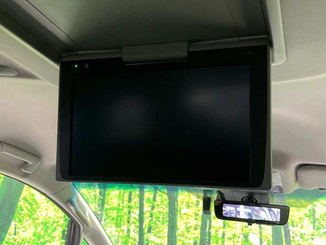 【フリップダウンモニター】大画面モニターで後席でもエンタメをお楽しみいただけます。小さなお子様にも大人気の装備です♪