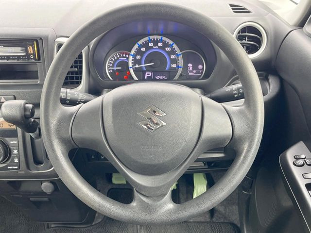 �C���e���A�ɍ��킹���f�U�C���̃X�e�A�����O�́A�^�]�������̂��Ƃ��l���A�^�]���₷���`��A�傫���ł��B�����x�A���ۂɐG���Ă��m���߂��������B