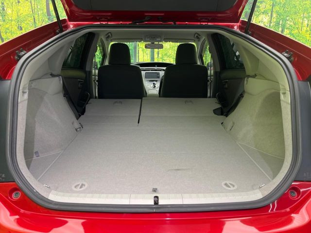 ���i�̂���������ʋ΁A���}���ɏ\���ȉ׎��X�y�[�X���m�ۂ��Ă���܂��B�Z�J���h�V�[�g��|���ƁA�傫�ȉו��̐ύڂ��\�ł���