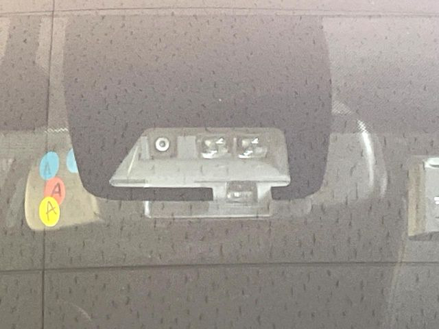 【トヨタセーフティセンス】走行中に前方の車両等を認識し、衝突しそうな時は警報とブレーキで衝突回避と被害軽減をアシスト。より安全にドライブをお楽しみいただけます。