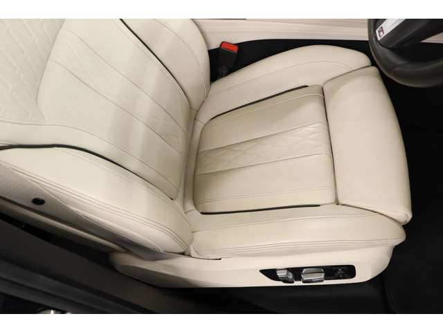 M50i�Ȃ�ł͂̈� �|�I�ȃp���[�Ɗ��炩�ȉ����́A���O�W���A���[SUV�̘g�𒴂����h���C�r���O�v���W���[�������B