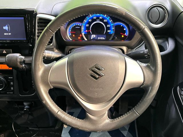 �C���e���A�ɍ��킹���f�U�C���̃X�e�A�����O�́A�^�]�������̂��Ƃ��l���A�^�]���₷���`��A�傫���ł��B�����x�A���ۂɐG���Ă��m���߂��������B