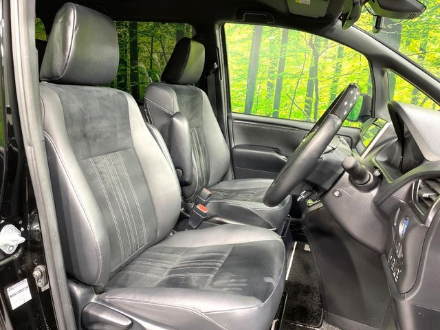 【ハーフレザーシート】高級感と座り心地を両立した人気のシート♪背面・座面のファブリック素材は、通気性の良さや滑りにくさに優れています。気温や服装に左右されず快適にお乗りいただけます。