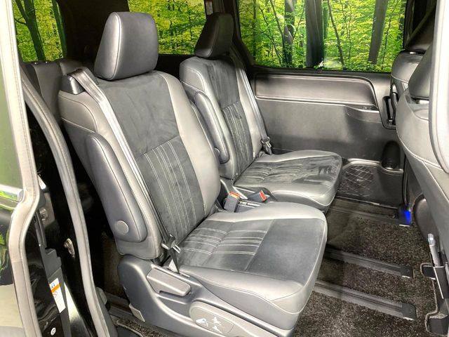 後部座席も気になるようなキズ・汚れやへたり等、大きなダメージはなく、良好な状態です。