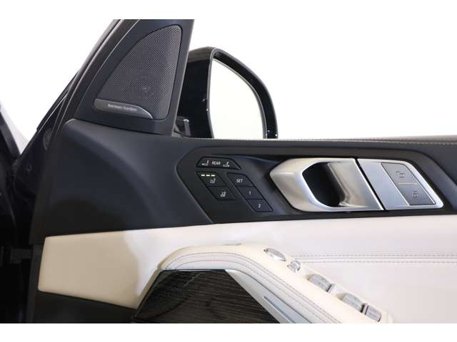 �{�f�B�J���[�̃A�[�N�e�B�b�N�E�O���[�E�u�����A���g�E�G�t�F�N�g�́A���̓�������ɂ���ĕ\���ς���㎿�Œm�I�ȐF�����BX7�̓��X����{�f�B���C��������w�������āA�s��I�Ő������ꂽ��ۂ�^���܂��B