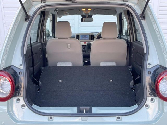 ���i�̂���������ʋ΁A���}���ɏ\���ȉ׎��X�y�[�X���m�ۂ��Ă���܂��B�Z�J���h�V�[�g��|���ƁA�傫�ȉו��̐ύڂ��\�ł���