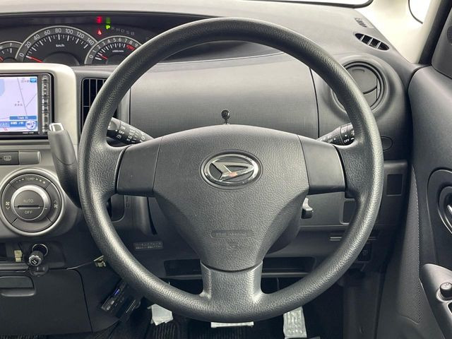 �C���e���A�ɍ��킹���f�U�C���̃X�e�A�����O�́A�^�]�������̂��Ƃ��l���A�^�]���₷���`��A�傫���ł��B�����x�A���ۂɐG���Ă��m���߂��������B