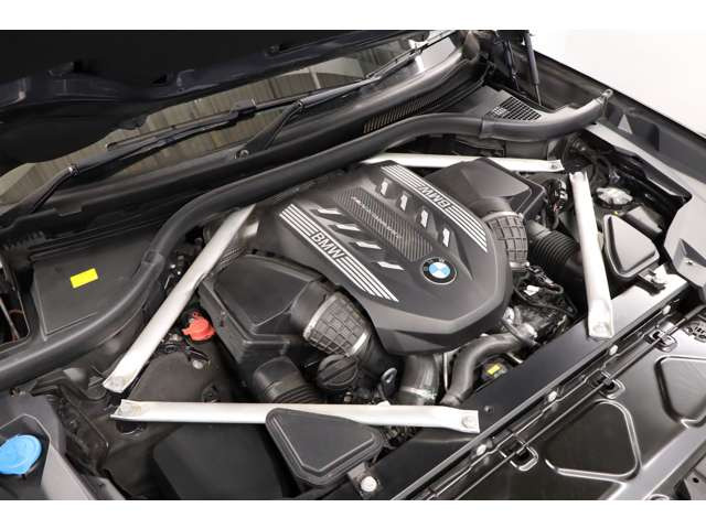 4.4L V�^8�C��DOHC�c�C���^�[�{�A530ps/76.5kgm�A�S��&times;�S��&times;�S��mm 5165&times;2000&times;1835mm�A�ԗ��d�� 2580kg