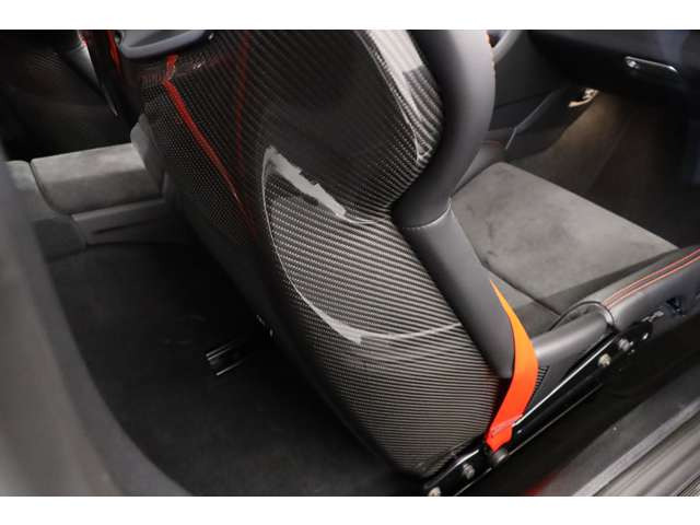 �{�f�B�ɂ̓J�[�{����}�O�l�V�E���Ȃǌy�ʑf�ނ�ɂ��݂Ȃ��̗p�B��p�t�����g�G�A���A�G�A�A�E�g���b�g�t���t�F���_�[�ȂǁA���ׂĂ��@�\���Ƃ��đ��݂��A�� �|�I�ȃ_�E���t�H�[�X�ƈ��萫���������Ă��܂��B