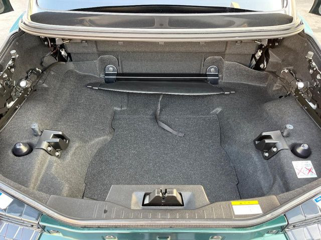 ���i�̂���������ʋ΁A���}���ɏ\���ȉ׎��X�y�[�X���m�ۂ��Ă���܂��B�Z�J���h�V�[�g��|���ƁA�傫�ȉו��̐ύڂ��\�ł���