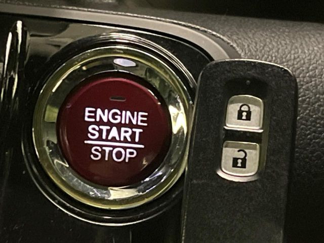 �yHonda�X�}�[�g�L�[�z�J�o����|�P�b�g�ɓ��ꂽ�܂܂ł��h�A�̎{���E�������\�ȃX�}�[�g�L�[�𑕔��B�G���W���̃I���E�I�t�����J�M�����o���K�v����������Ƃ��Ă��֗��ł���