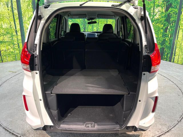 ���i�̂���������ʋ΁A���}���ɏ\���ȉ׎��X�y�[�X���m�ۂ��Ă���܂��B�Z�J���h�V�[�g��|���ƁA�傫�ȉו��̐ύڂ��\�ł���