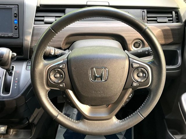 �C���e���A�ɍ��킹���f�U�C���̃X�e�A�����O�́A�^�]�������̂��Ƃ��l���A�^�]���₷���`��A�傫���ł��B�����x�A���ۂɐG���Ă��m���߂��������B