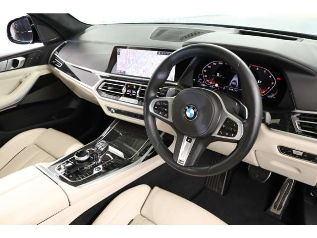 �C���e���A�ɂ̓A�C�{���[���U�[���̗p�B���邭��i�Ȏ�����Ԃ��L����A��^SUV�ł���Ȃ���������������������܂���B