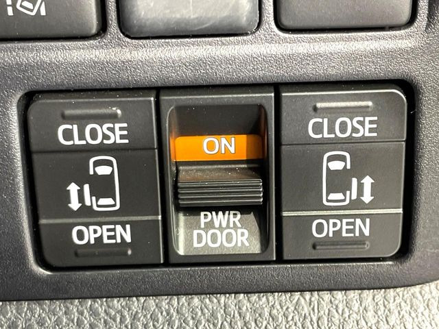【両側パワースライドドア】スマートキーや運転席のスイッチで後席両側スライドドアの開閉が可能♪電動だから力を入れてドアを開ける必要が無く、小さなお子様でも簡単に開け閉めでき快適です♪