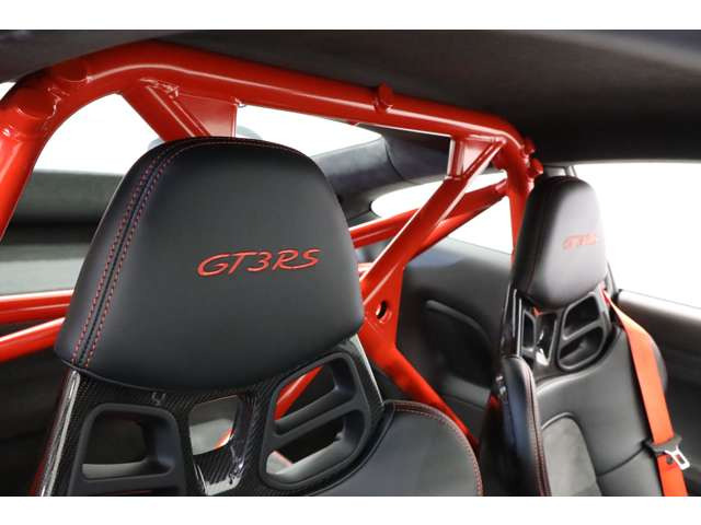 �C���e���A���܂�GT3 RS�Ȃ�ł͂̐��E�ρB�y�ʃt���o�P�b�g�V�[�g�A�A���J���^�[���𑽗p���������A���ʂ��킬���Ƃ�����Ԃ́A�h���C�o�[�𑖂�ɏW�������邽�߂̂��́B