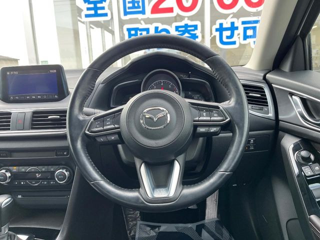 �C���e���A�ɍ��킹���f�U�C���̃X�e�A�����O�́A�^�]�������̂��Ƃ��l���A�^�]���₷���`��A�傫���ł��B�����x�A���ۂɐG���Ă��m���߂��������B