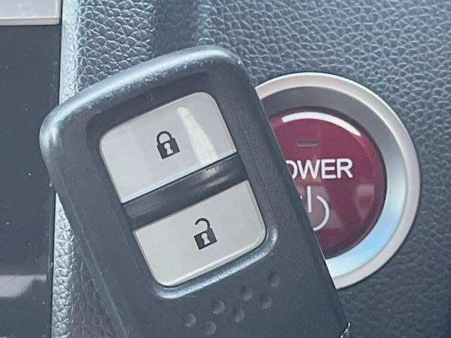 �yHonda�X�}�[�g�L�[�z�J�o����|�P�b�g�ɓ��ꂽ�܂܂ł��h�A�̎{���E�������\�ȃX�}�[�g�L�[�𑕔��B�G���W���̃I���E�I�t�����J�M�����o���K�v����������Ƃ��Ă��֗��ł���