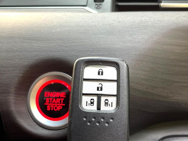 �yHonda�X�}�[�g�L�[�z�J�o����|�P�b�g�ɓ��ꂽ�܂܂ł��h�A�̎{���E�������\�ȃX�}�[�g�L�[�𑕔��B�G���W���̃I���E�I�t�����J�M�����o���K�v����������Ƃ��Ă��֗��ł���