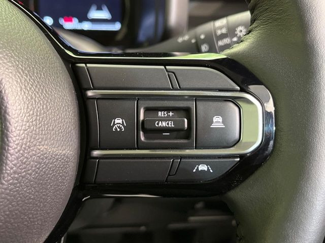 【アダプティブクルーズコントロール】高速道路での長距離走行が楽に!!自動で速度を保つクルーズコントロールが、衝突軽減システムと連携し、前方の車両を感知して車間を保つように速度調節してくれます!!