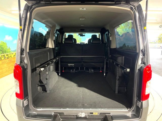 ���i�̂���������ʋ΁A���}���ɏ\���ȉ׎��X�y�[�X���m�ۂ��Ă���܂��B�Z�J���h�V�[�g��|���ƁA�傫�ȉו��̐ύڂ��\�ł���