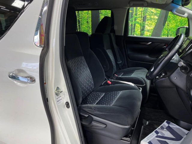 運転席まわりには十分なスペースがあり、大柄な方でもゆったり運転していただける環境です。