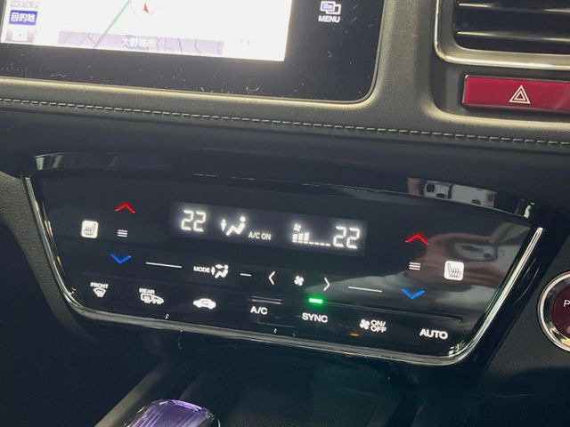 【左右独立型フルオートエアコン】運転席と助手席でそれぞれお好みの温度に設定可能。同乗者にも配慮した、快適な空調をお届け致します。