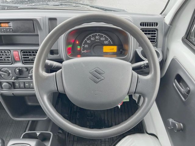 �C���e���A�ɍ��킹���f�U�C���̃X�e�A�����O�́A�^�]�������̂��Ƃ��l���A�^�]���₷���`��A�傫���ł��B�����x�A���ۂɐG���Ă��m���߂��������B