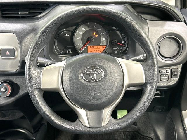 �C���e���A�ɍ��킹���f�U�C���̃X�e�A�����O�́A�^�]�������̂��Ƃ��l���A�^�]���₷���`��A�傫���ł��B�����x�A���ۂɐG���Ă��m���߂��������B