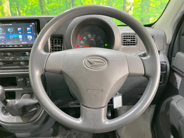 �C���e���A�ɍ��킹���f�U�C���̃X�e�A�����O�́A�^�]�������̂��Ƃ��l���A�^�]���₷���`��A�傫���ł��B�����x�A���ۂɐG���Ă��m���߂��������B