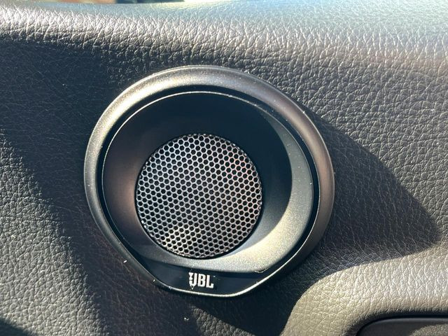 �yJBL�T�E���h�V�X�e���z���[�J�[�I�v�V�����̍��i�ʃT�E���h�V�X�e���𓋍ځB��p�̃`���[�j���O���{���ꂽ�召�l�X�ȃX�s�[�J�[����ǎ��ȃT�E���h���t�ł��A�Տꊴ���ӂ�鉹����Ԃ����o���܂��B