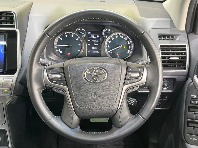 ステアリングも使用感が少なく、きれいな状態となっております♪