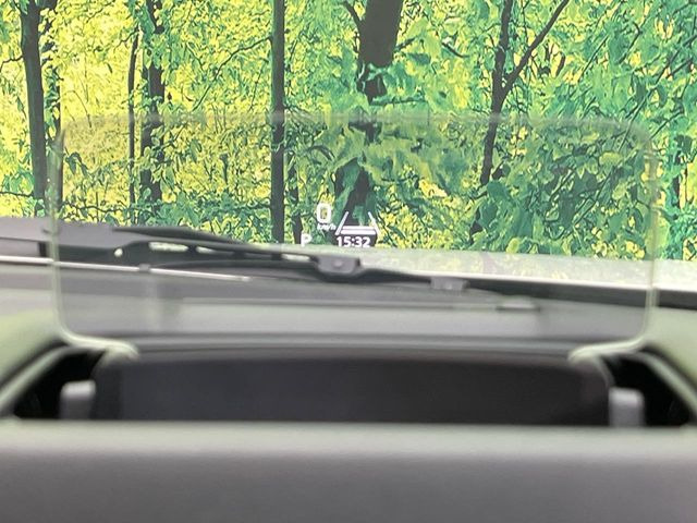【ヘッドアップディスプレイ】現在の速度や走行情報をデジタル表示で運転席前方のガラスに投影!運転中、目線をずらさず必要な情報を確認できるのでとっても便利で安心!