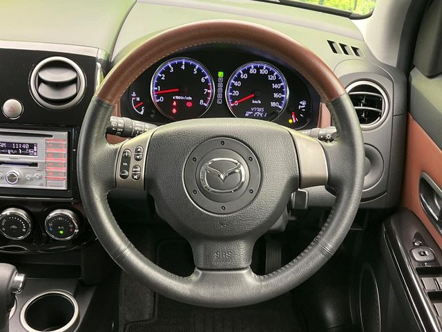 �C���e���A�ɍ��킹���f�U�C���̃X�e�A�����O�́A�^�]�������̂��Ƃ��l���A�^�]���₷���`��A�傫���ł��B�����x�A���ۂɐG���Ă��m���߂��������B