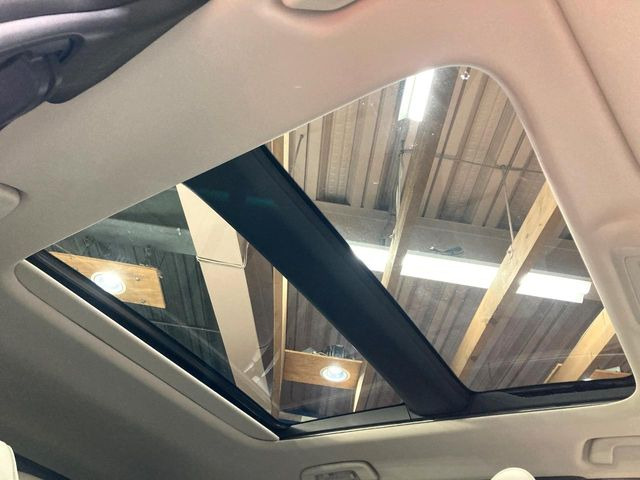 【パノラマルーフ】大型のガラスルーフ搭載で車内の解放感が一気にアップ!開放的なドライブをお楽しみいただけます。