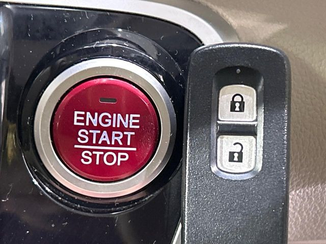 �yHonda�X�}�[�g�L�[�z�J�o����|�P�b�g�ɓ��ꂽ�܂܂ł��h�A�̎{���E�������\�ȃX�}�[�g�L�[�𑕔��B�G���W���̃I���E�I�t�����J�M�����o���K�v����������Ƃ��Ă��֗��ł���