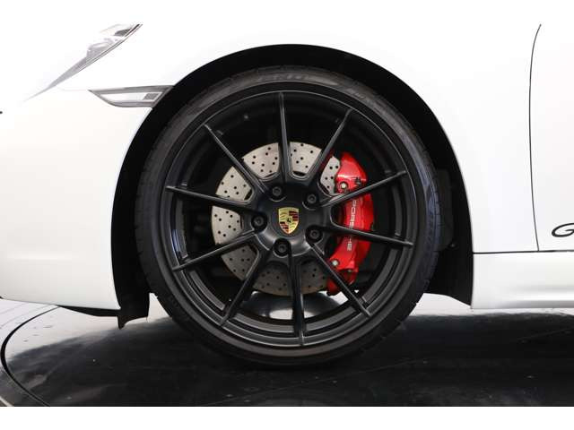 4.0L �����Ό�6�C��DOHC�A400ps/42.8kgm�A�S��&times;�S��&times;�S��mm 4390&times;1800&times;1270mm�A�ԗ��d�� 1440kg