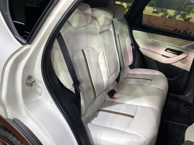 後部座席も気になるようなキズ・汚れやへたり等、大きなダメージはなく、良好な状態です。