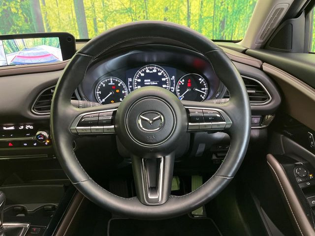 �C���e���A�ɍ��킹���f�U�C���̃X�e�A�����O�́A�^�]�������̂��Ƃ��l���A�^�]���₷���`��A�傫���ł��B�����x�A���ۂɐG���Ă��m���߂��������B