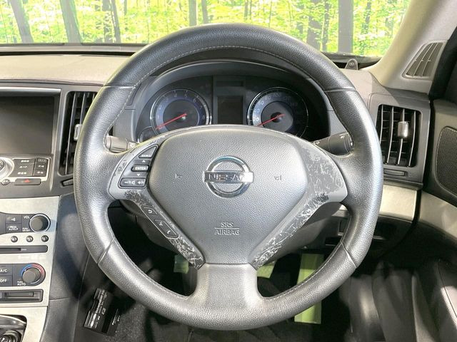 �C���e���A�ɍ��킹���f�U�C���̃X�e�A�����O�́A�^�]�������̂��Ƃ��l���A�^�]���₷���`��A�傫���ł��B�����x�A���ۂɐG���Ă��m���߂��������B