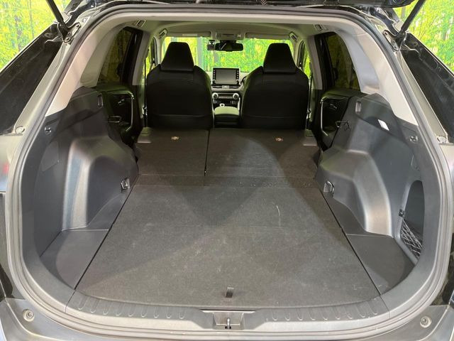 後席を格納すると、これだけの広さが!シーンに合わせたシートアレンジで、大きな荷物も積むことが出来ます♪