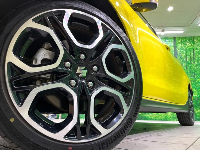 �y����17�C���`�A���~�z�C�[���z�O�ςɃ}�b�`���������A���~�z�C�[���𑕒����Ă���܂��B�e��ЊO�A���~�z�C�[����A�X�^�b�h���X�^�C�����戵�����Ă���܂��B���񂲑��k����������