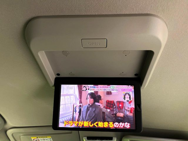 【フリップダウンモニター】大画面モニターで後席でもエンタメをお楽しみいただけます。小さなお子様にも大人気の装備です♪