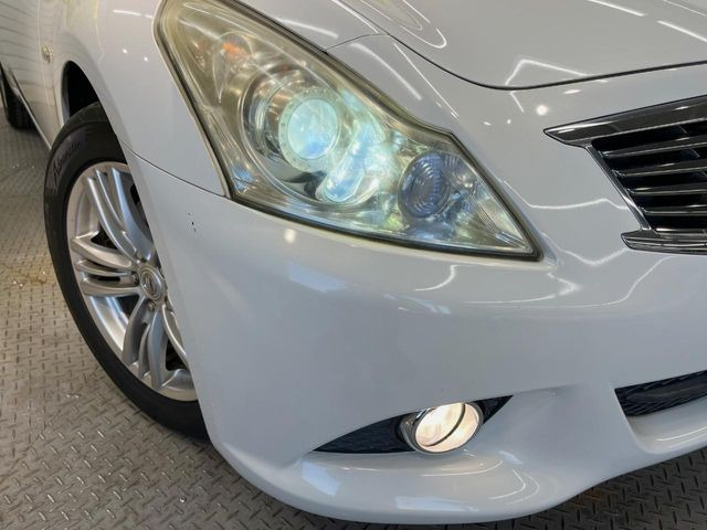 【HIDヘッドライト】非常に明るく前方を照らしてくれるので、悪天候や夜間の走行時も視界良好で安心してお乗りいただけます。