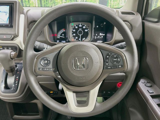 �C���e���A�ɍ��킹���f�U�C���̃X�e�A�����O�́A�^�]�������̂��Ƃ��l���A�^�]���₷���`��A�傫���ł��B�����x�A���ۂɐG���Ă��m���߂��������B